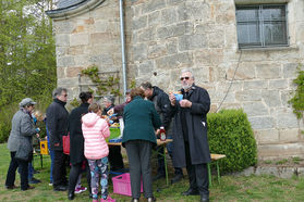 Bittprozession an der Weingartenkapelle (Foto: Karl-Franz Thiede)